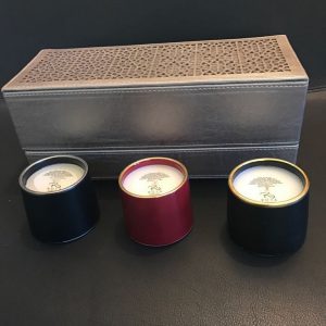 "Composez votre propore coffret de bougie en un exemplaire ou en trois. Adaptable à tout les goûts et budget, le coffret artisanal apporte une touche marocaine aux bougies parfumée."