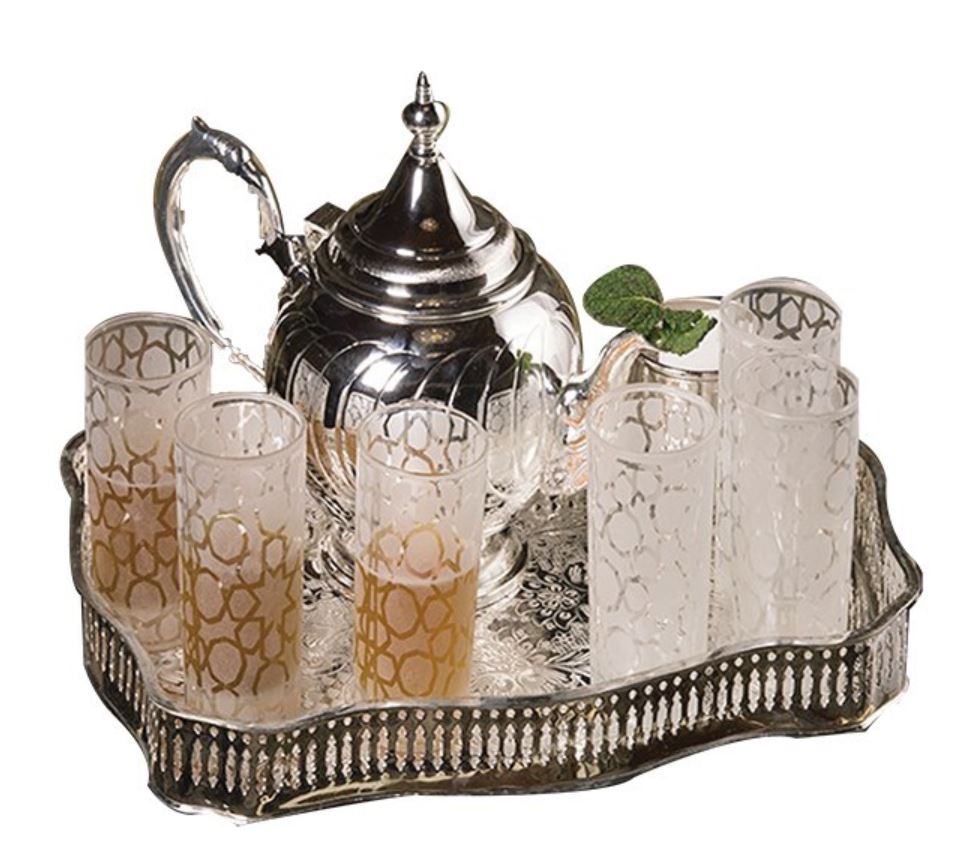 Service à thé marocain traditionnel : théière, plateau et verres Service à thé marocain traditionnel : théière, plateau et verres