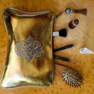 AQRAB DORÉE - POCHETTE ARTISANALE EN SIMILI CUIR - Grossiste Décoration Artisanat Marocain | Boutique d'artisanat